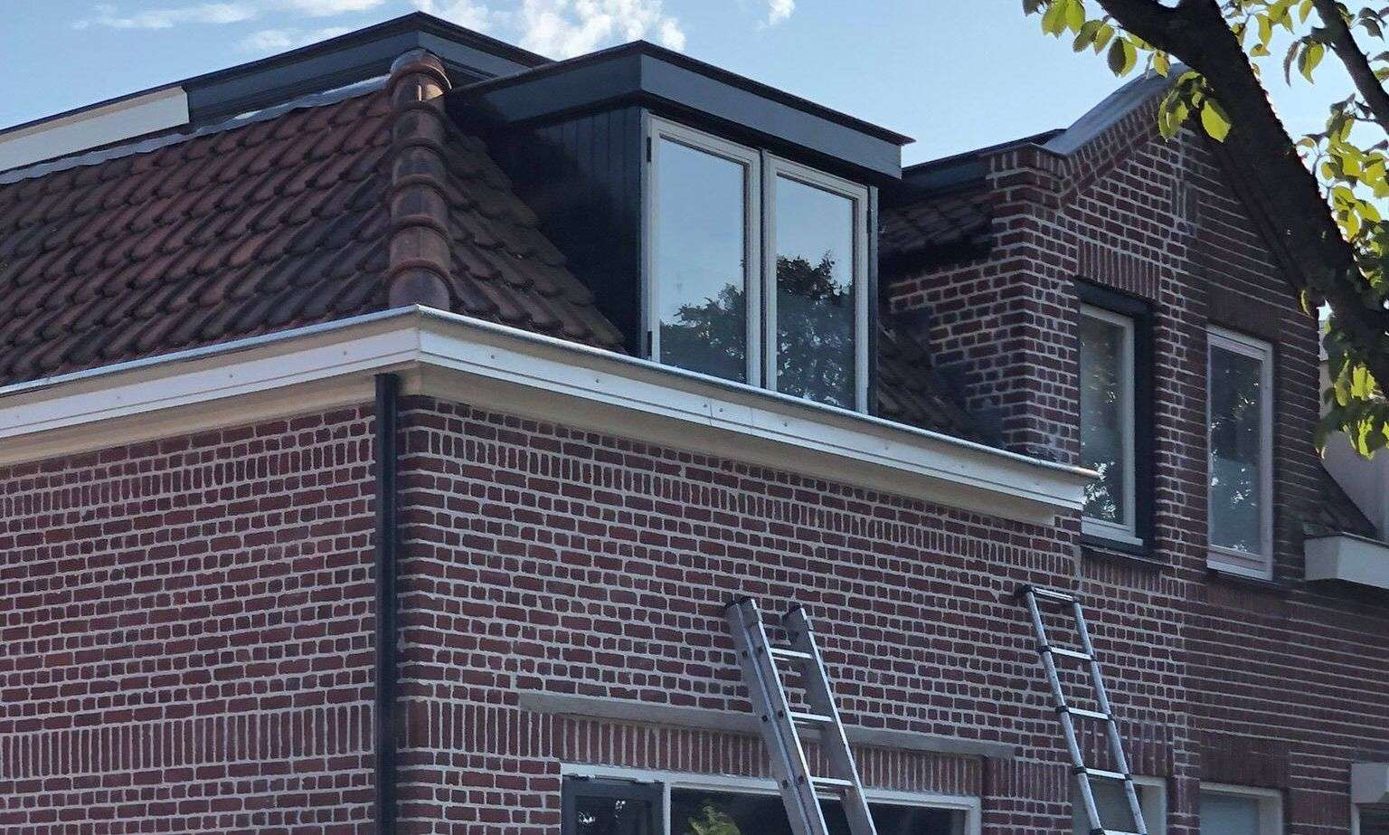 Met de ladden een dakgoot inspecteren in Geertruidenberg
