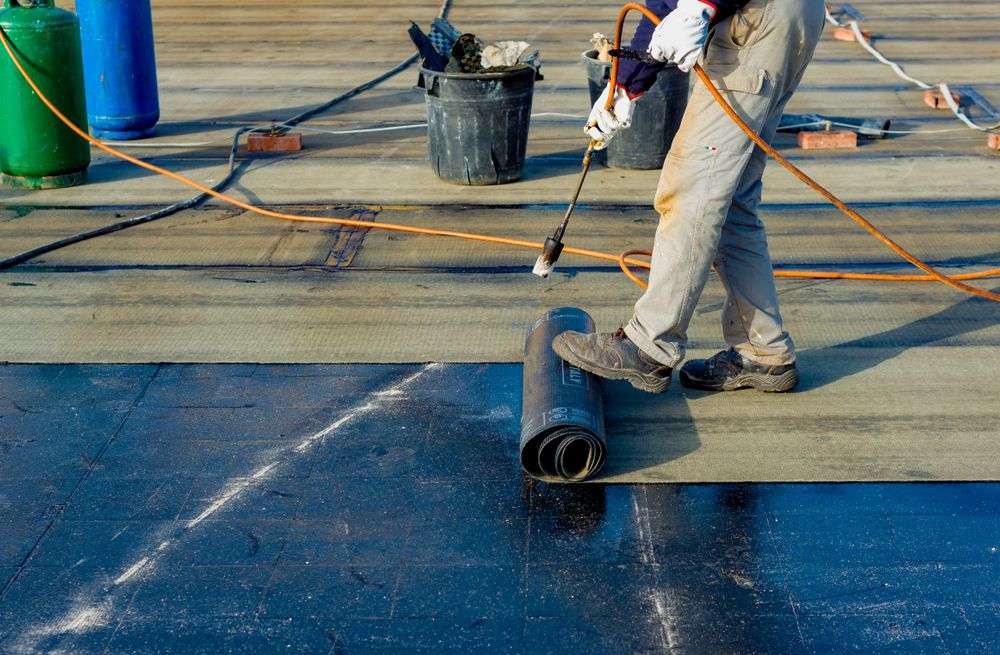 Nieuw dak met bitumen leggen in Geertruidenberg