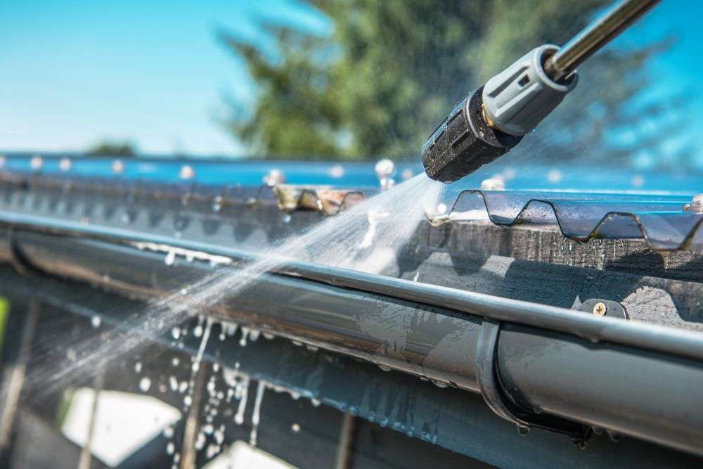 Reinigen van een dakgoot in Geertruidenberg